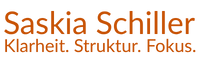 Wortmarke „Saskia Schiller“ mit Claim „Klarheit. Struktur. Fokus.“ in Orange (Logo).
